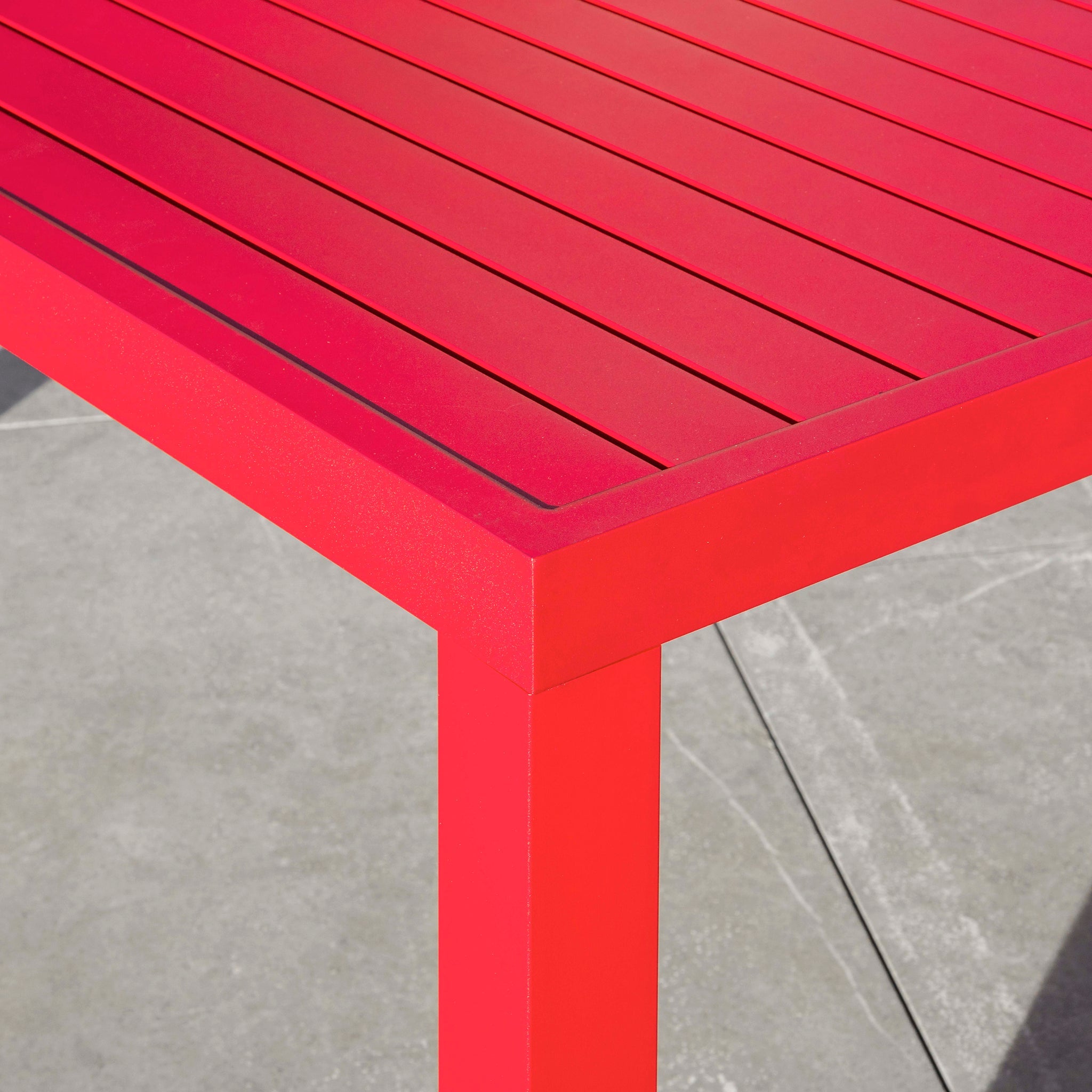 TABLEDEJARDINMURANO136X136ROUGEDETAIL2 Mobellianova